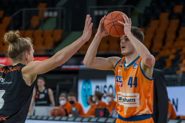 他的进攻更 他的进攻更